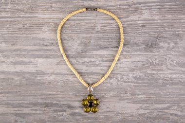 Karayip yeşili renginde gümüş bir kolye.