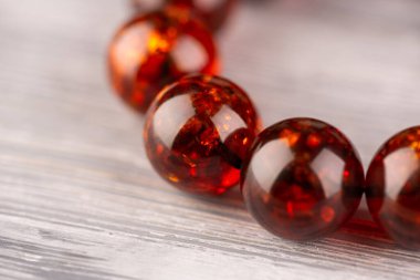 Kehribar bilezik rengi koyu kiraz rengi toplar, 12 parça.