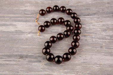 Kiraz renkli kehribar topları Collier, boncukların arasına yerleştirilmiş altın toplar