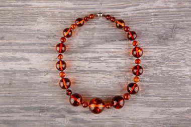 Brendi kehribarından yapılmış toplardan oluşan Collier. Yuvarlak manyetik kilit