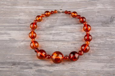 Brendi kehribarından yapılmış toplardan oluşan Collier. Yuvarlak manyetik kilit