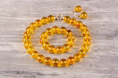 Her boncukta doğal limon kehribarı seti. Flora ve fauna parçacıkları. Broşürler, cüceler, ağaç kabukları. Çantada boncuklar, bilezikler ve küpeler var.