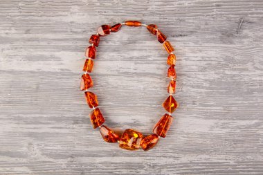 Kehribar boncuklar, geometrik şekiller.