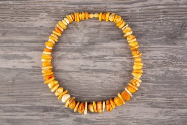 Tedavi edilmemiş kehribar manzarasından tıbbi kolye.