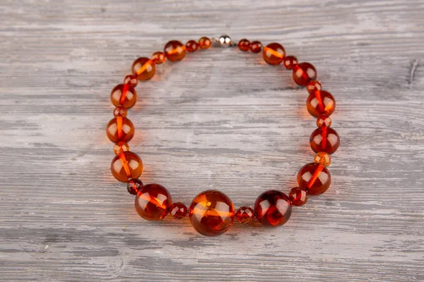 Brendi kehribarından yapılmış toplardan oluşan Collier. Yuvarlak manyetik kilit