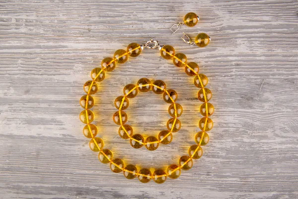 Her boncukta doğal limon kehribarı seti. Flora ve fauna parçacıkları. Broşürler, cüceler, ağaç kabukları. Çantada boncuklar, bilezikler ve küpeler var.