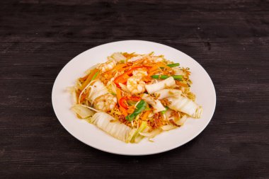 Kızarmış deniz ürünleri eriştesi. Kızarmış deniz ürünleri eriştesi.