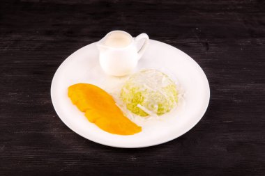 Buhar, mango, hindistan cevizi sütü sosu için pilav.