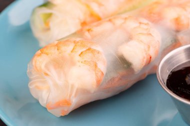 Karides ve sebzelerle yuvarlan.