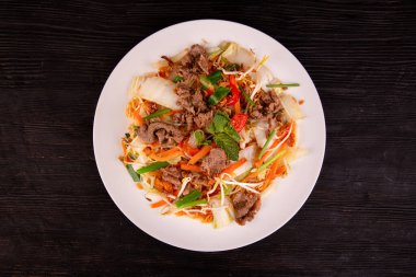 Yumurtalı biftek, kırmızı biber ve yeşil soğan.