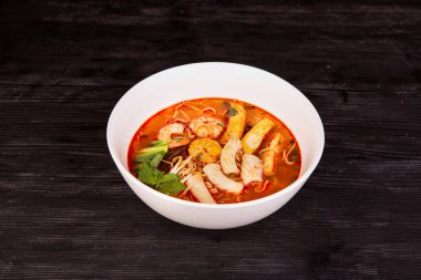 Yumurtalı erişte ve deniz ürünleri çorbası.