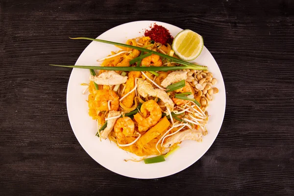 Pad Tai Nasi Mie Dengan Potongan Ayam Tahu Tauge Sayuran — Stok Foto
