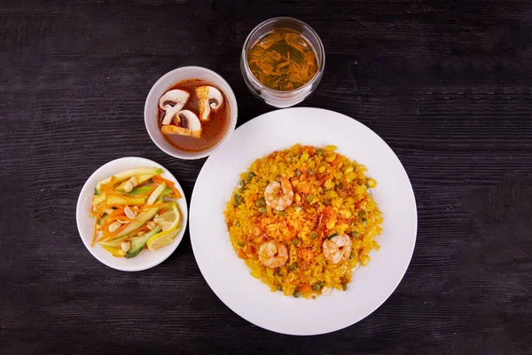 Arroz Frito Con Guisantes Mariscos Verde Salsa Ensalada —  Fotos de Stock