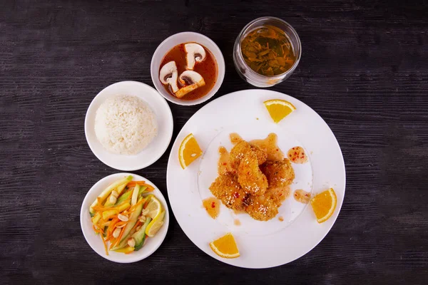 Gebratenes Huhn Orangensoße Mit Sesam Tee Dampfreis Salat Und Soße — Stockfoto