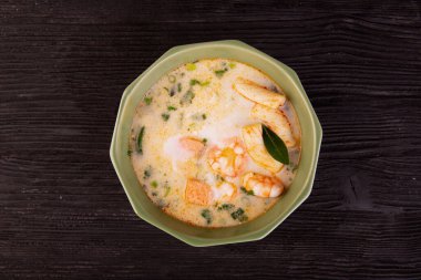 Hindistan cevizi sütü çorbası, deniz ürünü ve limon yaprağı.