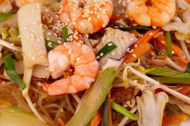 Karides ve susamlı cam erişte, fasulye filizi ve yeşillik.