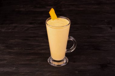 Bir parça taze mangolu mango suyu.