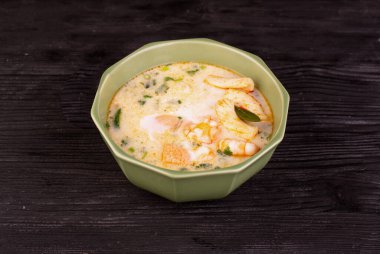 somon, midye, karides, kalamar, limon yapraklı çorba.