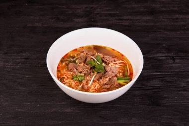 Etli çorba, fasulye filizi ve yeşillik.