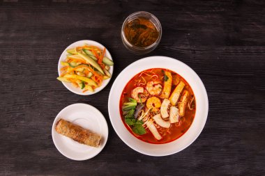 Yumurtalı erişte çorbası, salata, rulo ve yeşil çay.