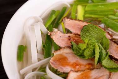 Biftek ve sebzeli erişte çorbası.