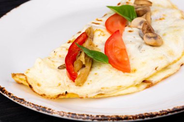  Sütlü, biberli, mantarlı ve peynirli omlet.