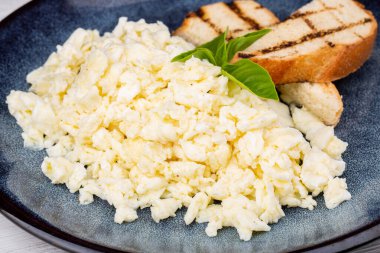 Scrambel, süt, yumurta, tereyağı, tuz, granklarla servis edilir.