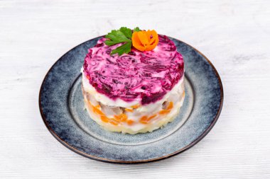 Kürk mantonun altında ringa salatası, pancar, patates, havuç, yumurta, ev yapımı mayonez, yeşiller