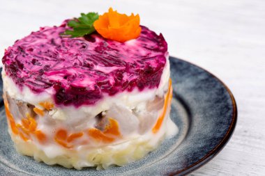 Kürkün altında ringa balığı, patates, havuç, yumurta, mayonez, yeşillik, pancar.