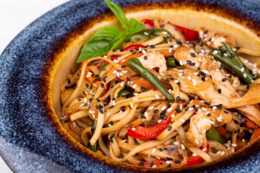 tavuk fileto, buğday eriştesi, Bulgar biberi, şampiyon, soğan, havuç, fasulye, sos, susam, sarımsak