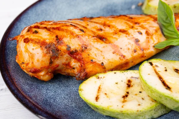 Kycklingbröst Gräddsås Kryddor Zucchinigrillad — Stockfoto