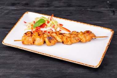 Adjika soslu tavuk barbeküsü ve sebze salatası.