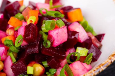 Yeşil bezelye, sebze yağı, salatalık, havuç, pancar, patates, yeşillik.