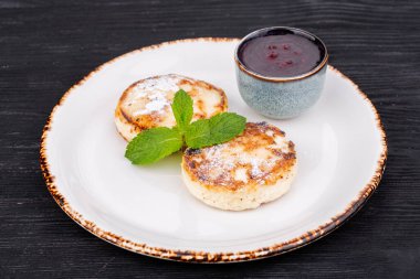 Peynirler, reçel ve nane şekeri ile servis edilir.