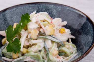 yengeç çubukları, salatalık, mısır, yumurta, mayonez, yeşillik.