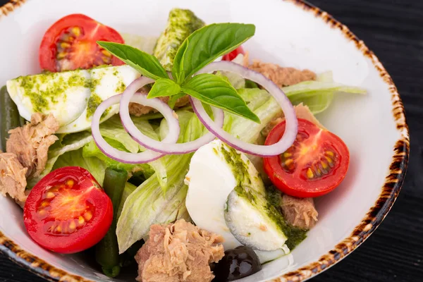 Salat Mit Thunfischkonserven Eiern Tomaten Und Salatblättern — Stockfoto