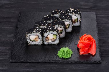 rulo, kızarmış somon, Philadelphia, kar yengeci, salatalık, tobico siyahı, yeşil soğan