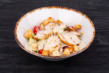 Tavuk ve parmesan peynirli sezar salatası.