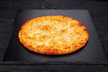 Megrelian dilinde Khachipuri, klasik, suluguni peynirli.