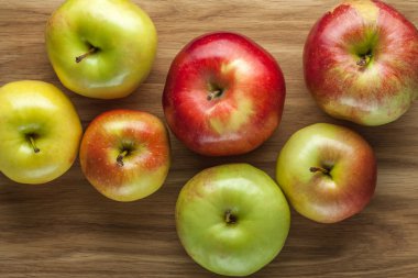 Ahşap arkaplanda elmalar