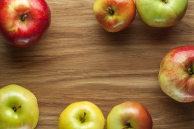 Ahşap arkaplanda elmalar