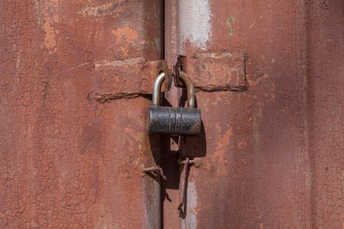 Paslı metal arka plan üzerinde çelik kilit