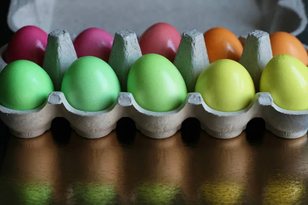 Huevos Multicolores Pascua Hierba Porcelana Sobre Fondo Gris — Foto de Stock