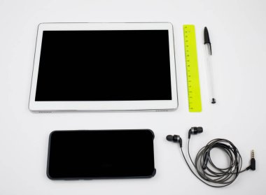 digitai tableti, akıllı telefon, kalem, kulaklık, geometri kuralları yatay ofis işi