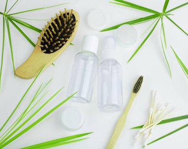 Bambu diş fırçası, pamuk çubuğu, beyaz arka plan üzerinde yeniden kullanılabilir saç fırçası şişeleri..