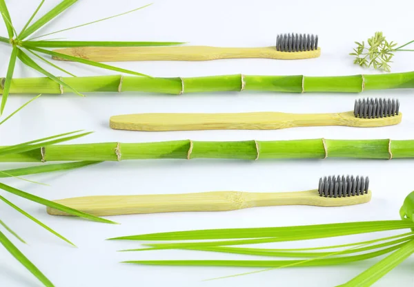 白色背景下的零废牙刷竹子 — 图库照片