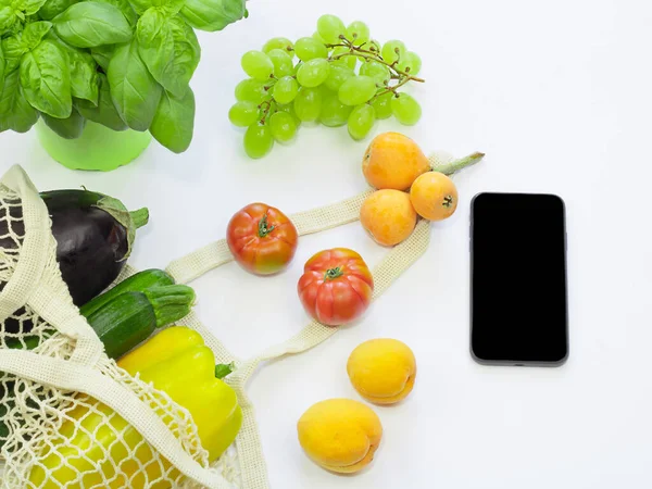 Paketsiz alışveriş. Yanında yiyecek stoğu olan çevre dostu çanta.