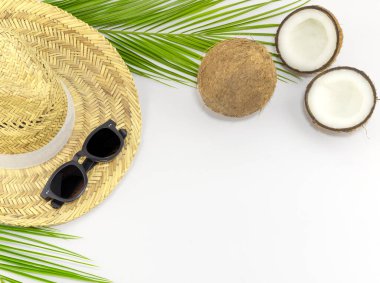 Hindistan cevizi ve hasır şapka beyaz arka grup stok için.