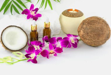 Spa stili, beyaz arka planda taze hindistan cevizi foto stok fotoğrafı.