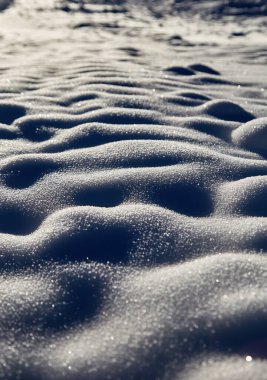 Çöl ya da kumullara benziyor ama hayır. Kar yağıyor..